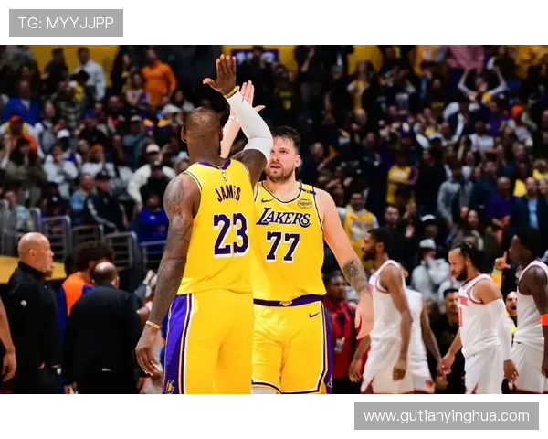 东契奇称詹姆斯虽未训练但积极指导球队分享丰富比赛经验